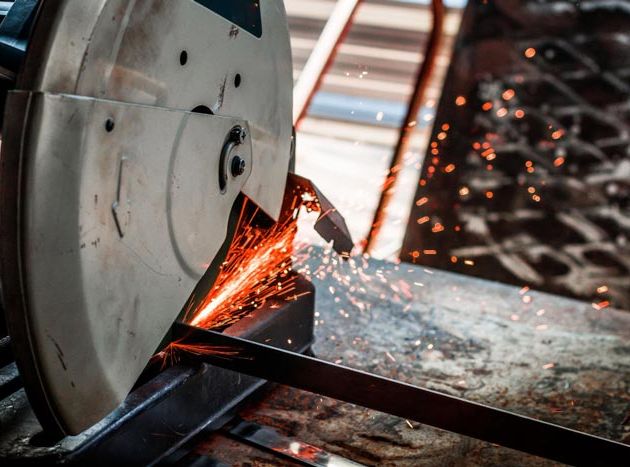 Metallarbeiten mit Funkenflug in der Werkstatt von MSK Kiel