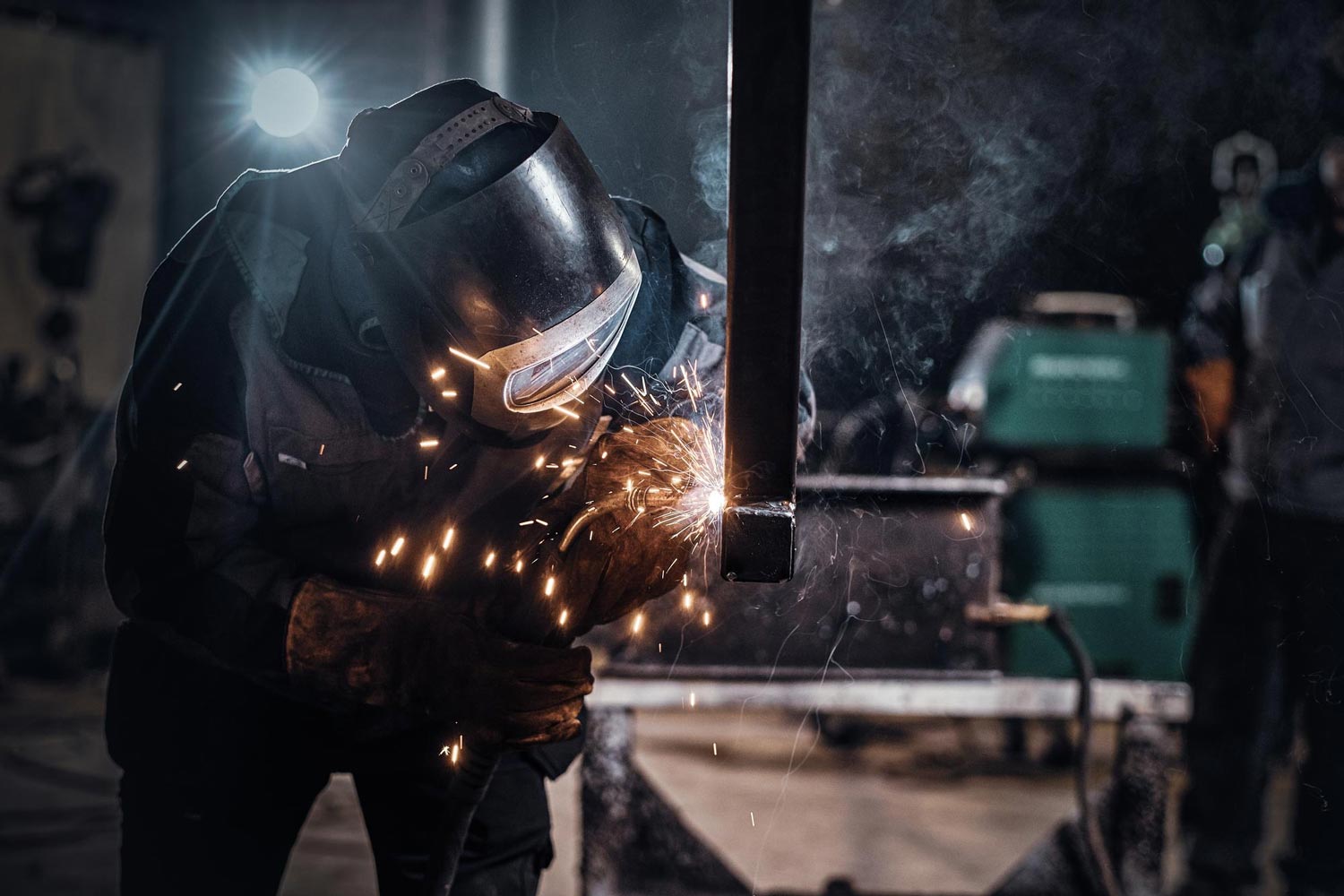 Schweißer bei Metallarbeiten mit Funkenflug in der MSK-Werkstatt Kiel