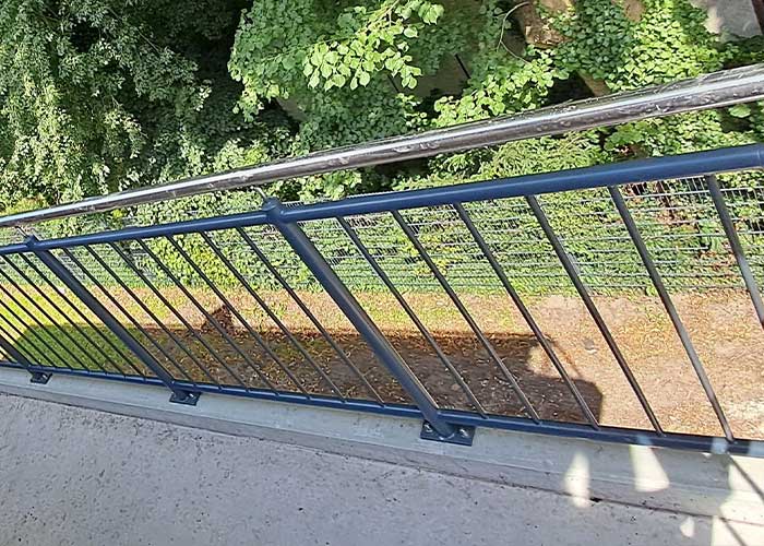 Balkongeländer aus Metall im Außenbereich